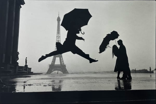 Elliott Erwitt, Paris (Umbrella Jump), 1989
