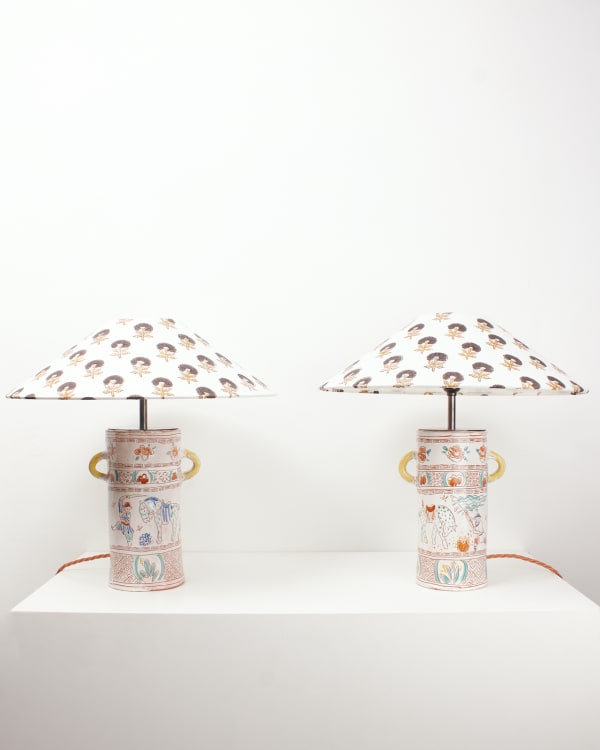 1690 Ceramics, Famille Verte pair of lamps with Nón Lá shade