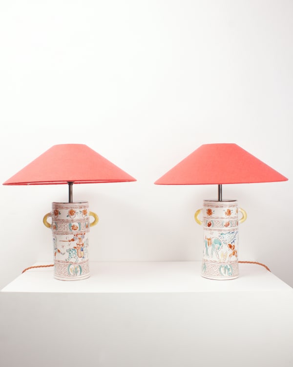 1690 Ceramics, Famille Verte pair of lamps with Nón Lá shade