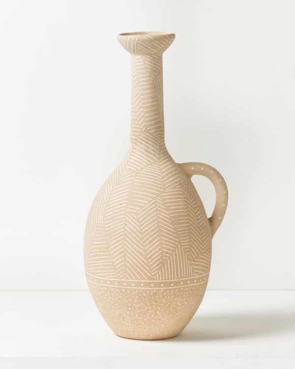 Lydia Hardwick, Stoneware pot with white inlay