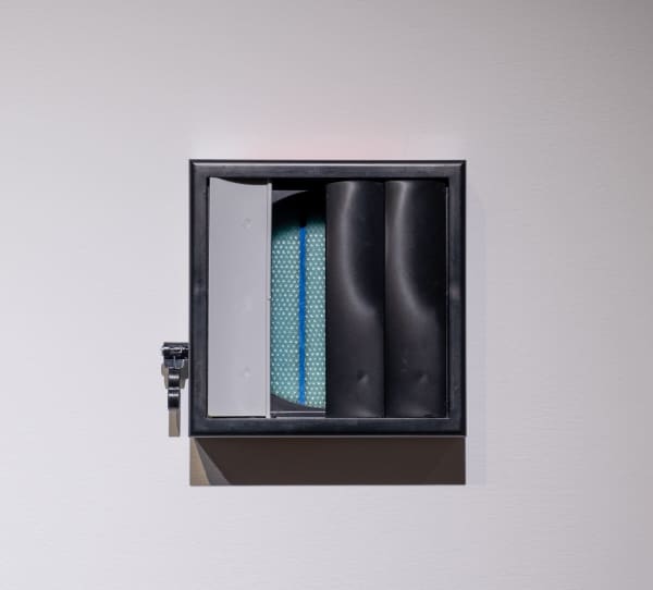 龔寶稜 Pao-Leng KUNG 從 0 到 0(新空氣) Drifting Aimlessly from 0 to 0. (Fresh Air), 2021 排風口、不鏽鋼、反光警示貼、噴漆、塑膠、濾網、紙膠帶、塑鋼土 Air vent grille, stainless steel, reflective tape, spray paint, plastic, air filter, masking tape and repair glue mud 7 1/4 x 8 1/8 x 2 3/8 in 18.5 x 20.5 x 6 cm