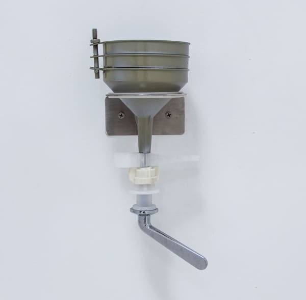 龔寶稜 Pao-Leng KUNG Into a Small Opening, 2021 不鏽鋼、噴漆、壓克力顏料、塑膠、橡膠 Stainless steel, spray paint, acrylic, plastic and rubber 11 x 5 1/2 x 7 1/2 in 28 x 14 x 19 cm