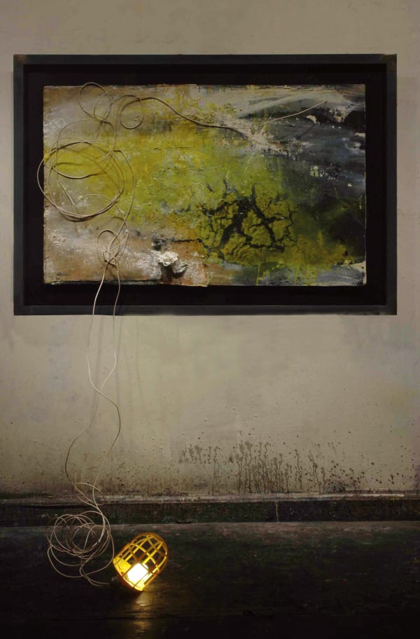 司徒強 SZETO Keung 安魂曲 三 Requiem 3, 2001 壓克力顏料、燈泡、電線、塑膠花/麻布 Acrylic, electric wire with light bulb and plastic flower on linen 30 1/2 x 49 in 77.5 x 124.5 cm