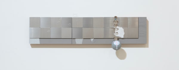 龔寶稜 Pao-Leng KUNG 樣品:填空 Sample: filler, 2024 活頁夾、手工紙、高爾夫球、橡膠、假髮片、貼紙 / 油氈板 Metal loose-leaf binder, handmade paper, golf ball, rubber, hairpieces and stickers on linoleum block 18 x 56 x 8 cm