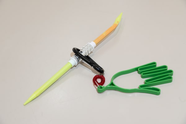 龔寶稜 Pao-Leng KUNG 地板動作 Floorwork, 2024 金屬、塑膠、壓克力顏料 Metal, plastic, acrylic paint 尺寸依場地而定 Dimensions variable