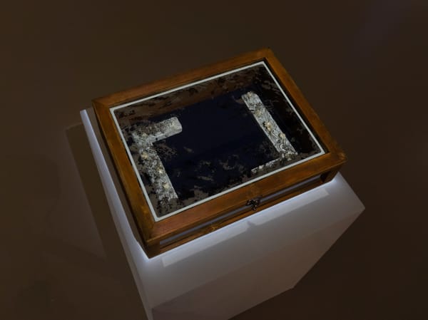 盧之筠 LU Chih-Yun 你是我的「 」 You Are My「 」 , 2021 水泥、木、紙、玻璃、乾燥花、壓克力顏料、鏡面噴漆 Cement, wood, paper, glass, dried flowers, acrylic and mirror spray paint 4 3/4 x 15 3/4 x 11 3/4 in 12 x 40 x 30 cm