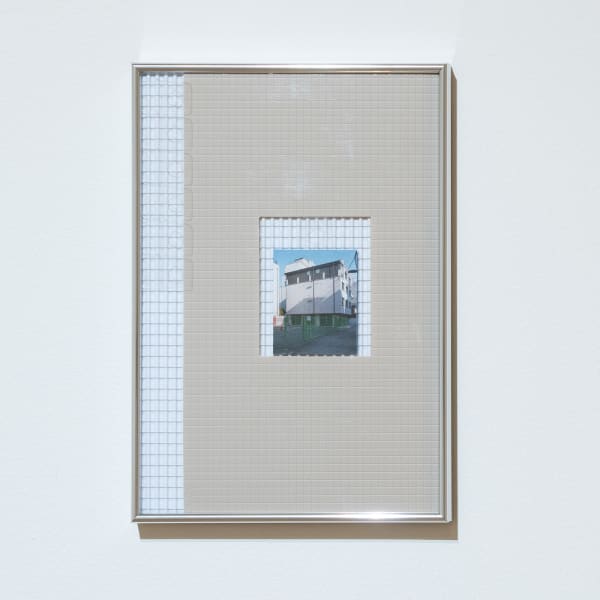 龔寶稜 Pao-Leng KUNG 紙房子 Paper House, 2024 塑膠、金屬、相片 Plastic, metal, photo 32 x 21.4 x 1.8 cm