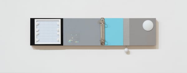 龔寶稜 Pao-Leng KUNG 樣品:凹凸的表面 Sample: bumpy surface, 2024 活頁夾、貼紙、卡典西德、塑膠 / 油氈板 Metal loose-leaf binder, stichers, cutting vinyl sheets and plastic on linoleum block 12.7 x 58.6 x 5.5 cm