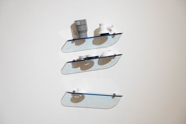 龔寶稜 Pao-Leng KUNG Free Access, 2020 壓克力板、塑膠、金屬、橡膠 Acrylic board, plastic, metal and rubber 尺寸依場地而定 Dimensions variable (現場尺寸:42 x 30 x 10.5 cm, set of 15)