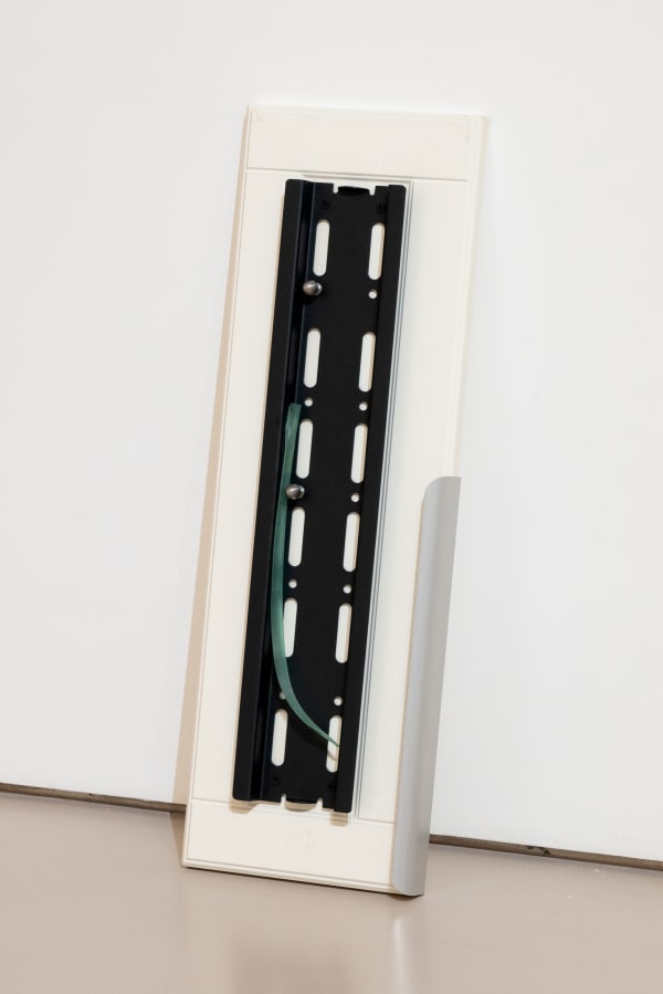 龔寶稜 Pao-Leng KUNG Breeze In, 2022 金屬、塑膠、螺絲、纖維板 Metal, plastic, screws, fiberboard 60 x 20 x 6 cm