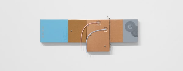 龔寶稜 Pao-Leng KUNG 樣品:擦傷 Sample: scratch, 2024 貼紙、卡典西德、橡膠、金屬、吸盤、修補貼 / 油氈板 Stickers, cutting vinyl sheets, rubber, metal, suction cups and screen patches on linoleum block 20.7 x 53.8 x 3.5 cm