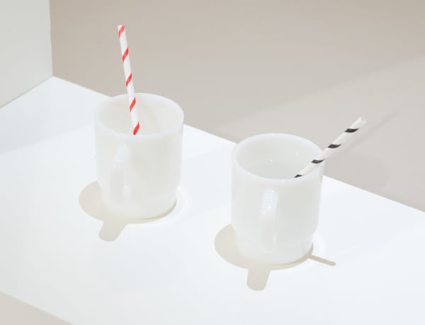 龔寶稜 Pao-Leng KUNG 另一種身體 Bodies, 2024 馬克杯、紙吸管、水性色鉛筆、水 Mugs, paper straws, water color pencil, water 尺寸依場地而定 Dimensions variable