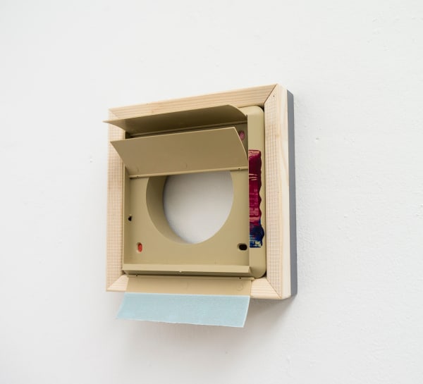 龔寶稜 Pao-Leng KUNG 從 0 到 0(染) Drifting Aimlessly from 0 to 0. (Dye), 2020 通風口、壓克力顏料、工業帆布、木框、矽利康、黏扣帶、玻璃纖維膠帶、海綿、絕緣膠帶 Air vent grille, acrylic, tarpaulin, wooden frame, silicone, hook-and-loop fastener, fiberglass mesh tape, sponge and PVC electrical insulation tape 8 1/2 x 7 1/2 x 3 1/2 in 21.5 x 19 x 9 cm