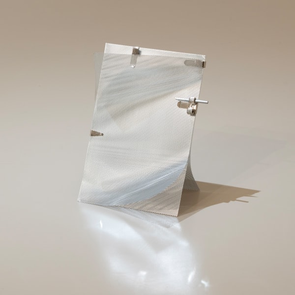 龔寶稜 Pao-Leng KUNG Holder, 2024 金屬、口袋夾 Metal, pocket clip 尺寸依場地而定 Dimensions variable