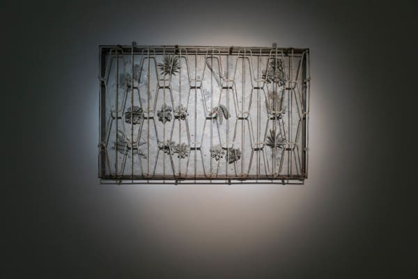 盧之筠 LU Chih-Yun 時間分界線 2 The Dividing Line of Time 2, 2015 鐵花窗、水泥、人造花、黃銅碎片、不銹鋼網、鐵製底板 Window grating, cement, artificial flowers, brass, stainless steel wire mesh and iron 33 7/8 x 53 1/2 x 5 7/8 in 86 x 136 x 15 cm