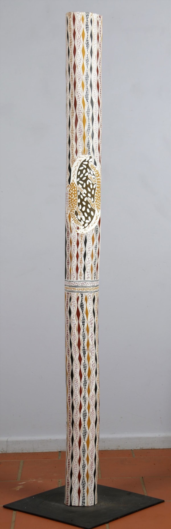 Wulu Marawili Mikariny Muluminya Yathikpa - larrakitj, 2018 Earth pigments on Stringybark hollow pole height 167 cm height 65 3/4 in