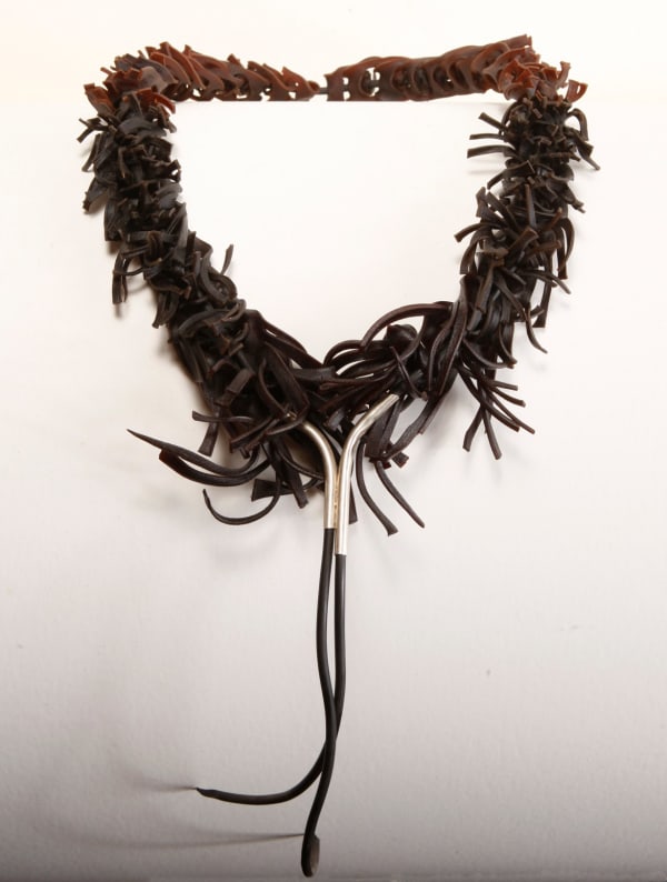 Dominic White Kelp Overlap Ruffle Chain kelp, silver 56 x 22 x 4 cm 22 x 8 5/8 x 1 5/8 in