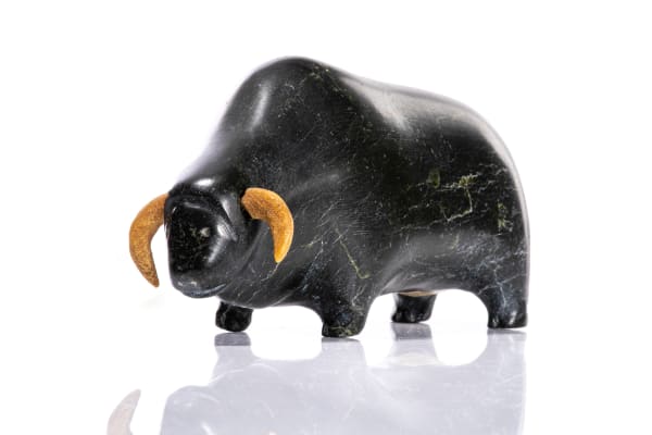 Lot 5 BERTHA SINISIAK AGGARK (1926-) IGLULIGAARJUK (CHESTERFIELD INLET) Muskox, c. 1970s stone and muskox horn, 3.5 x 6 x 2.25 in (8.9 x 15.2 x 5.7 cm) PRICE REALIZED: $516.60