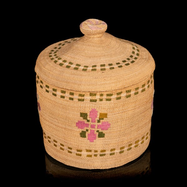 33 UNIDENTIFIED UNANGAX̂ (ALEUT) ARTIST Lidded Basket with Dwarf Fireweed or Russian Crosses, 1930s rye grass and silk thread, 4.5 x 3.75 x 3.75 (11.4 x 9.5 x 9.5 cm)