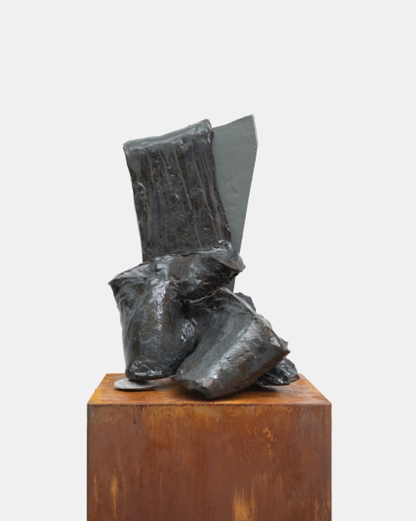 Pedro Paiva, Escultura com cunha e muleta, 2025