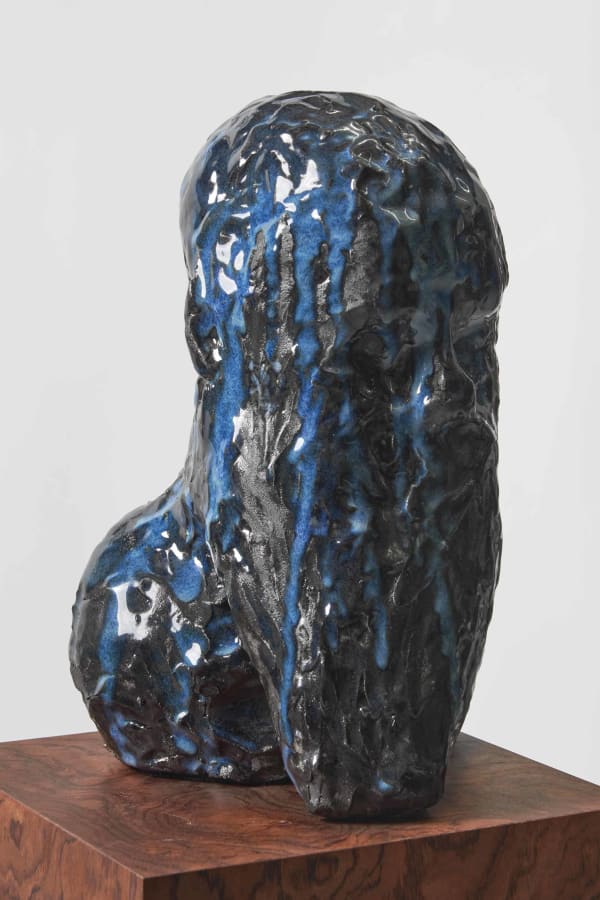 DANIEL SILVER Blue on black, 2021 Glazed ceramic head on Kevasinga artist's plinth 35 x 25 x 26 cm (sculpture) 106.5 x 27 x 27 cm (plinth) 132.5 x 27 x 27 cm (total)