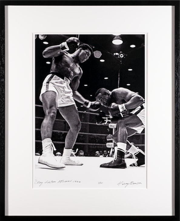 Harry Benson Cassius Clay (Muhammad Ali) and Sunny Liston, Miami, 1964 Archival pigment photograph printed after 1964 / Fotografía en pigmento de archivo impresa después de 1964 55.9 x 43.2 cm 22 x 17 in