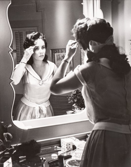 Sid Avery Elizabeth Taylor on the set of 'Giant, 1956 Silver gelatin photograph / Fotografía de gelatina de plata 10 x 8 in 25.4 x 20.32 cm
