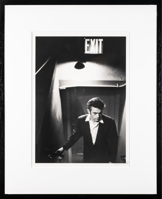 Roy Schatt James Dean Under Exit Sign, 1954 Silver gelatin photograph / Fotografía de gelatina de plata 44.8 x 31.8 cm 17 5/8 x 12 1/2 in