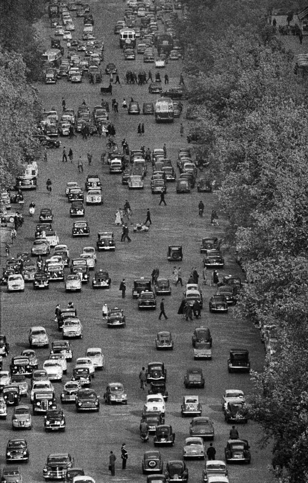 Frank Horvat, Champs Elysées, Paris, 1956.