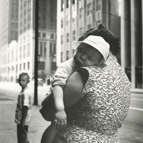 Galería Alta. Vivian Maier. Chicago, IL, June 16, 1956. © Estate of Vivian Maier, Courtesy Maloof Collection and Howard Greenberg Gallery, New York.