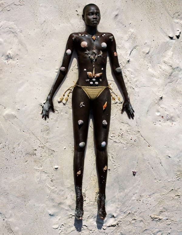 Txema Yeste, Women in Shells, Bahamas, 2016.