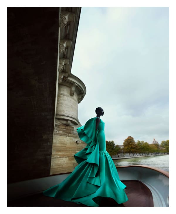 Txema Yeste, Shanelle on Pont Neuf, Paris, 2018.