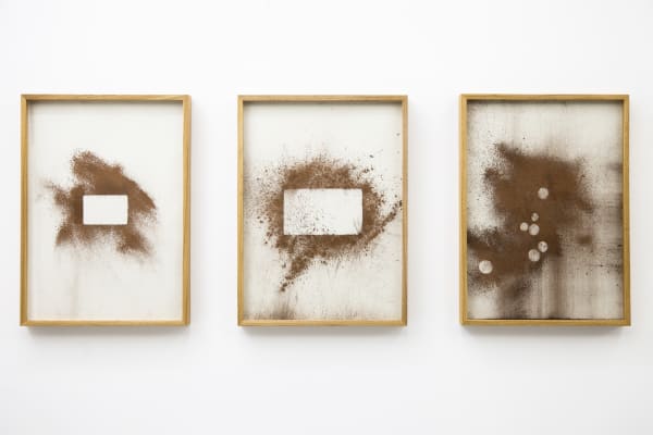 Lais Myrrha, Derrama cobre (cartão, cheque, moedas) (Derrama cooper (card, checkbook and coins)), 2021