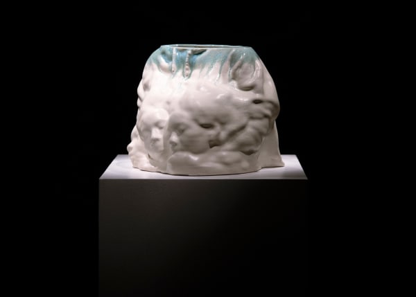 Enorê Vessel 6 (to hold a digital file), 2021 Impressão 3D em cerâmica 3D printed ceramic 20 x 22 x 18 cm