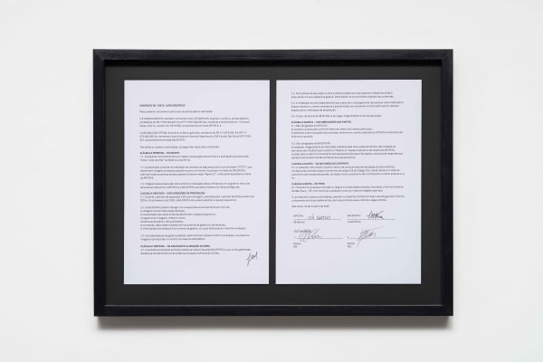 Ilê Sartuzi Vista / Vista restrita [View / Restricted view], 2025 câmeras de segurança em circuito fechado, cabo, monitor, contrato, impressão jato de tinta sobre papel [closed-circuit security cameras, cable, monitor, contract, inkjet print on paper] dimensões variáveis [variable dimensions] contrato: 38.5 x 52 x 4 cm contract: 15 ¼ x 20 ½ x 1 ½ in