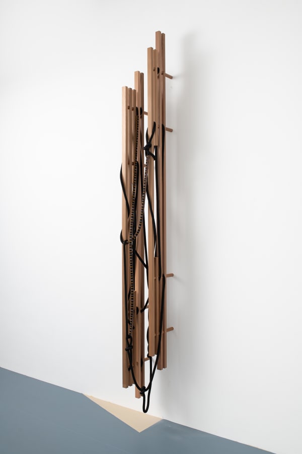 Leonor Antunes Sophie and Charlotte #2, 2025 miçangas de vidro, madeira de cedro, corda de nylon e latão [glass beads, cedar wood, nylon rope and brass] 330 x 30 x 40 cm 129 7/8 x 11 3/4 x 15 3/4 in