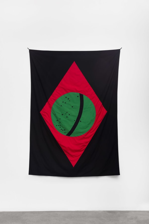 Bruno Baptistelli, Bandeira afro-brasileira (em diálogo com David Hammons) - 2a versão [Afro-Brazilian Flag (in dialogue with David Hammons) - 2nd version], 2020