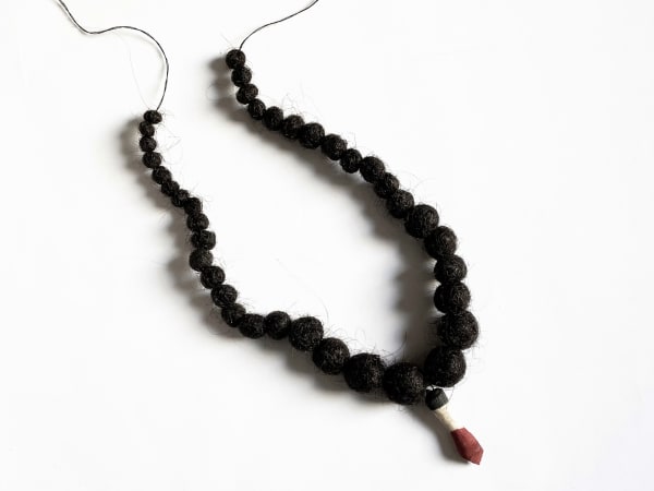 Bruno Baptistelli, Amuleto (em diálogo com Sonya Clark) , 2020-21