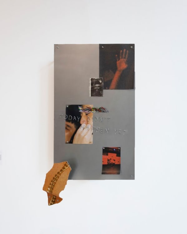 Prune Phi TODAY DIDN’T HAPPEN YET, 2022 Acier brut, photographie, sticker, bois, étain, aimant 60 x 100 x 2,8 cm