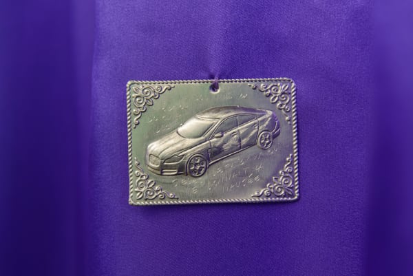 Prune Phi L’odeur du cuir des sièges de ta BMW, 2022 Métal 8,3 x 6 cm