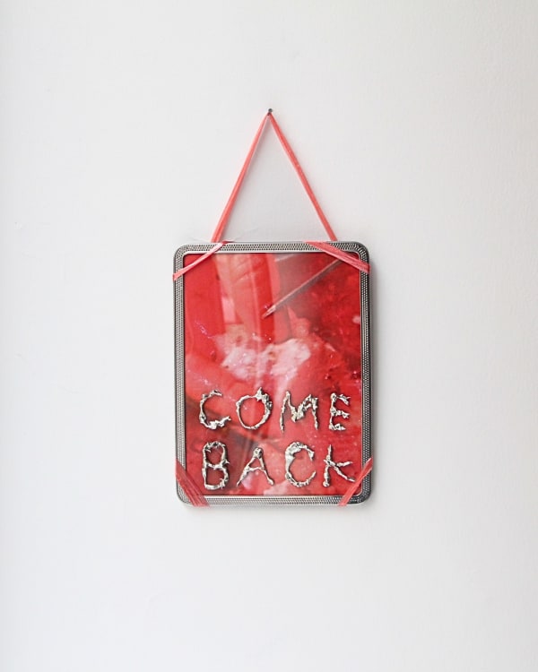 Prune Phi COME BACK, 2022 Plaque d’immatriculation de scooter, étain, plexiglas, photographie, ruban plastique 14,8 x 18,8 cm