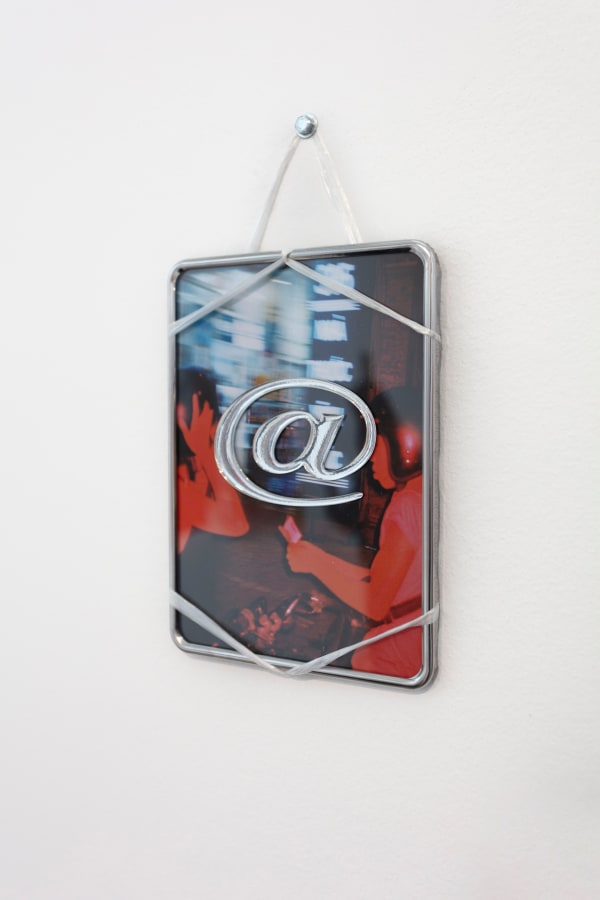 Prune Phi SNACK TIME [NIGHT], 2022 Plaque d’immatriculation de scooter, étain, plexiglas, photographie, sticker, ruban plastique 14,8 x 18,8 cm