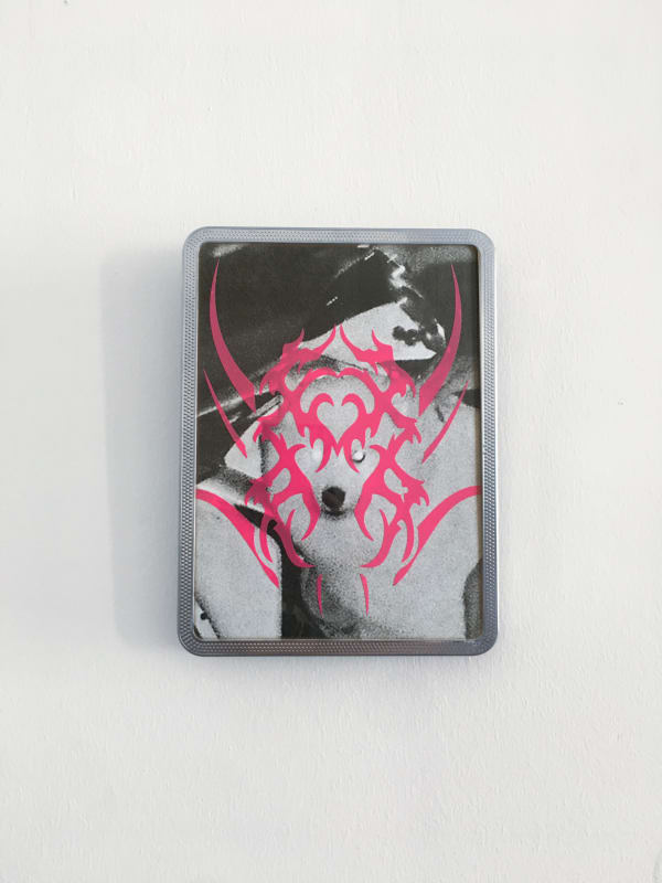 Prune Phi Pink/Dog, 2022 Plaque d’immatriculation de scooter, photographie, sticker 14,8 x 18,8 cm