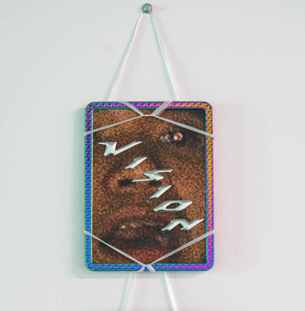 Prune Phi Vision [Mesmerized], 2022 Plaque d’immatriculation de scooter, photographie, sticker, ruban plastique 14,8 x 18,8 cm