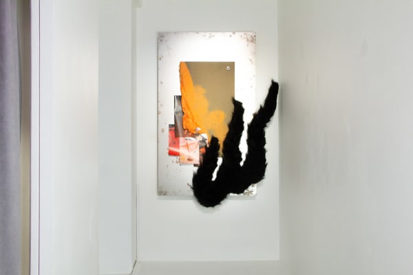 Prune Phi Burnt, 2022 Acier brut, photographie, sticker, bois, fausse fourrure, étain 60 x 100 x 2,8 cm