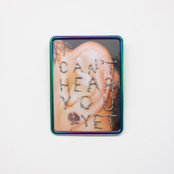 Prune Phi i can't hear you yet, 2022 Plaque d’immatriculation de scooter, photographie, étain 14,8 x 18,8 cm