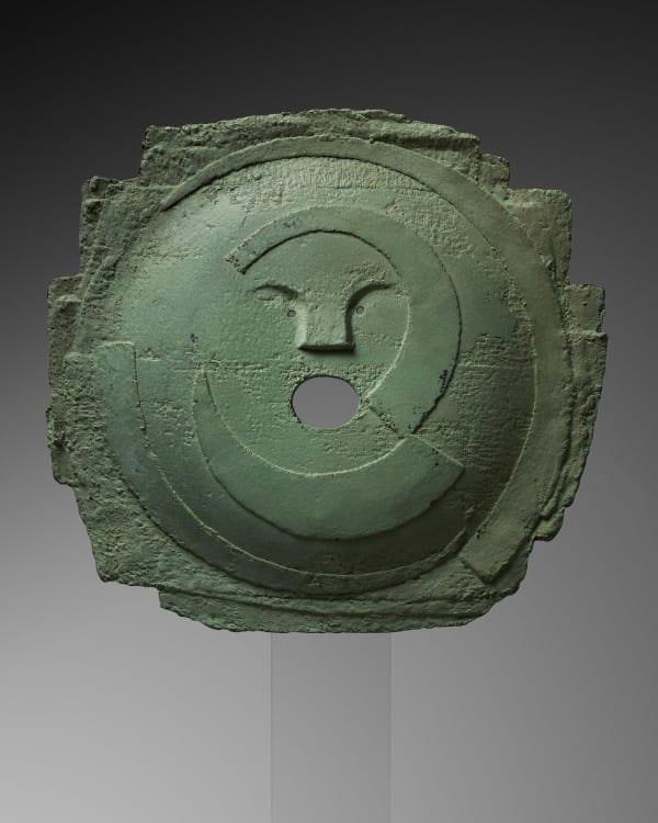 ROBERT COURTRIGHT Masque / Mask Masque en bronze à patine verte 26.5 x 28 cm / 10 3/8 x 11 in.