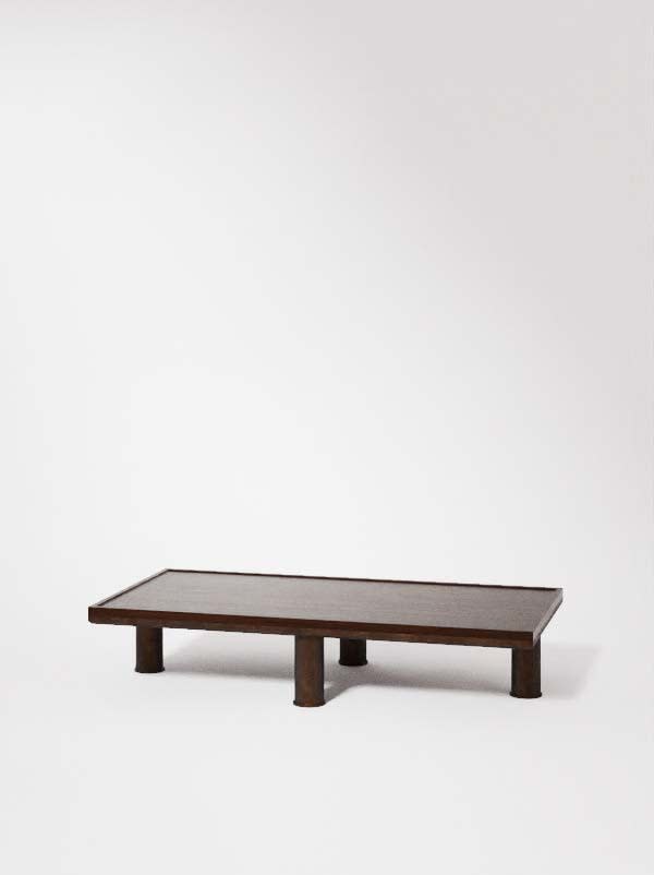 GARNIER ET LINKER Table basse rectangulaire Plateau en pierre ou en bois et piètement en bronze texturé patiné 30 x 153 x 76 cm 11 3/4 x 60 1/4 x 29 7/8 in.