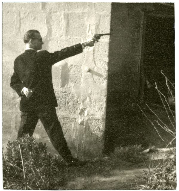 Pierre Molinier tirant au pistolet, circa 1955