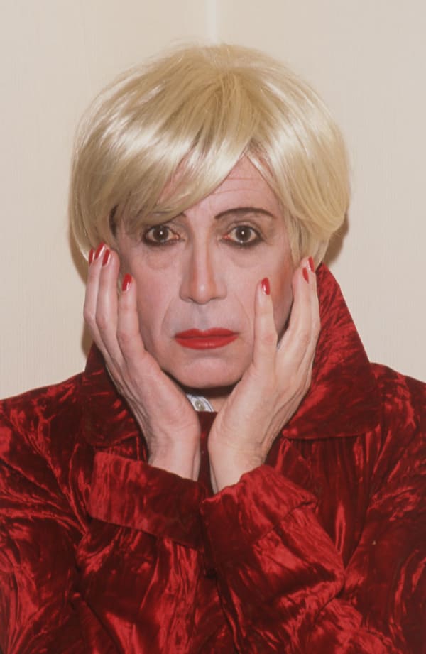 Unglee, Autoportrait au manteau rouge avec mains, 30 mars 2013